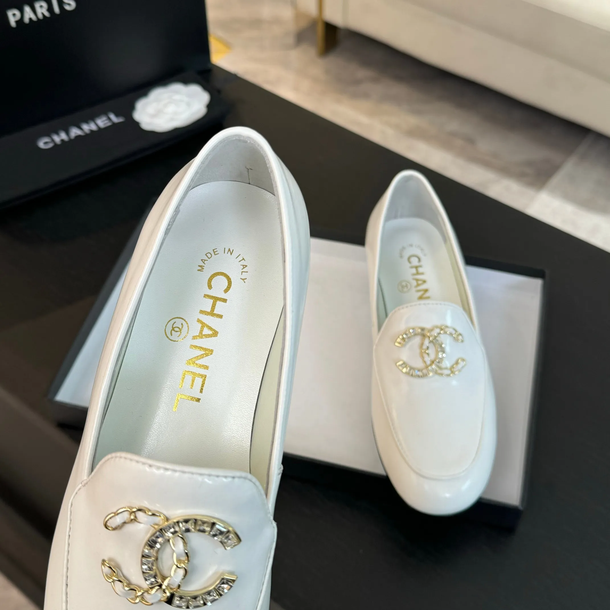 👟👟Ex-factory price 600👟👟 Purchasing-grade CHANEL Xiaoxiang classic retro shoes. I liked this pair at first sight. The design of the upper is very special. The classic hardware buckles embellished with Xiaoxiang are very CHANEL style. It has a high-end feel. The upper feet are very comfortable and soft. The feet are not afraid of being good-looking and comfortable. They are invincible when paired with mid-calf socks, skirts and trousers. It looks simple in style, but it has the effect of elongating the legs immediately on the feet, which is simple and does not lose personality. Adds a touch of coolness. Upper: imported mixed-breed lambskin. Lining: mixed-breed sheepskin. Soft, sweat-absorbent and breathable! Hardware: Exclusive original 1:1 mold development! Long-lasting and does not soften! Outsole: Genuine leather outsole imported from Italy. Height is about 2.5cm. Different market currency. We are different. Size: #34-42 (34 40 41 customized, non-refundable)